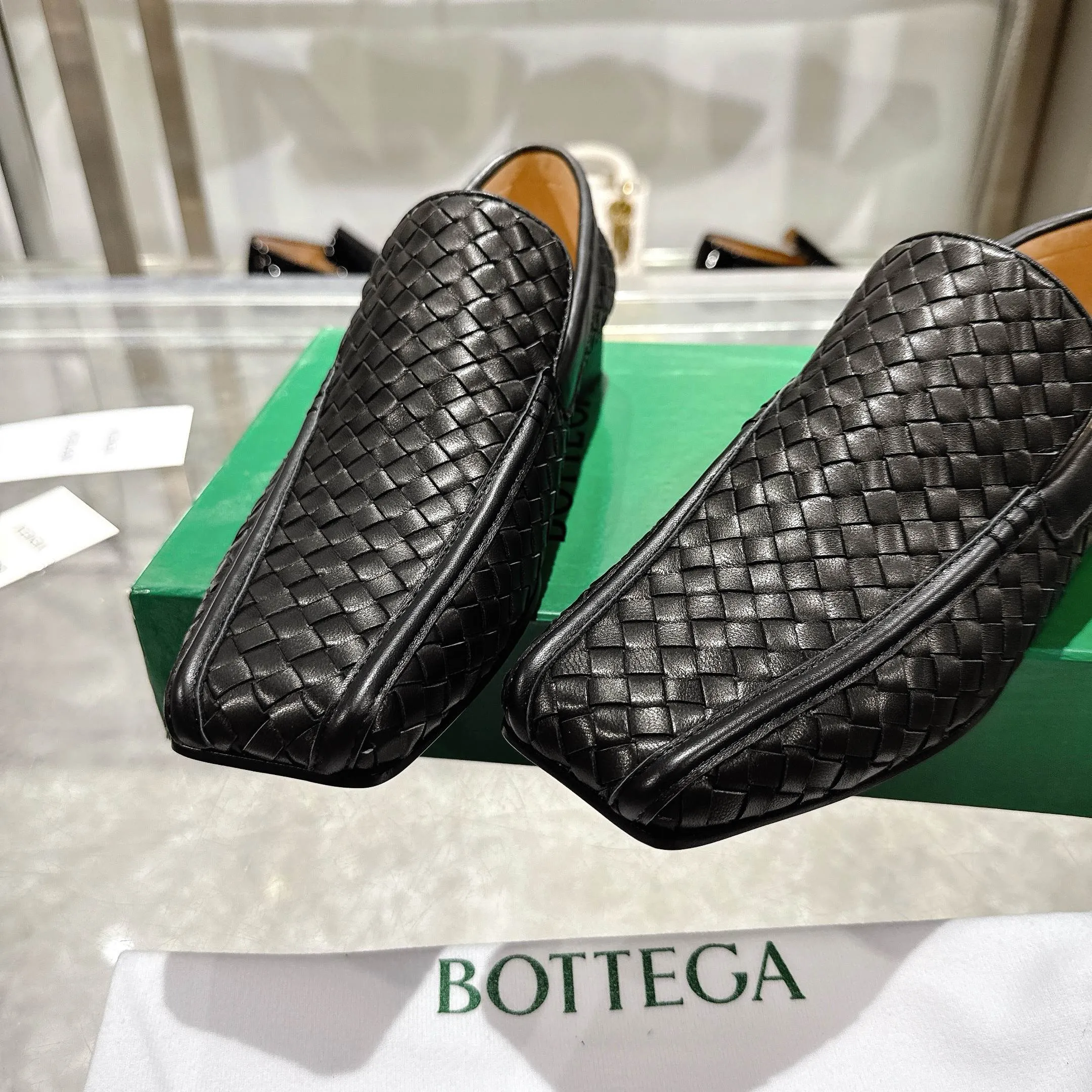 [BV] Top P: 860💰 Couple model, Size: Women 35-39, Men 39--44 (Female 40.41. Men 38. 45, non-refundable) Bottega Veneta 2025 Autumn Counter Synchronous Couple Model Bottega Veneta square-toe low-heeled shoes woven from mixed-breed sheep! Patent leather matching! Low-key luxury and solid color! Leather outsole! [Rose][Rose]! Purely hand-woven and operated, the original board is reproduced one-to-one! quality assurance!